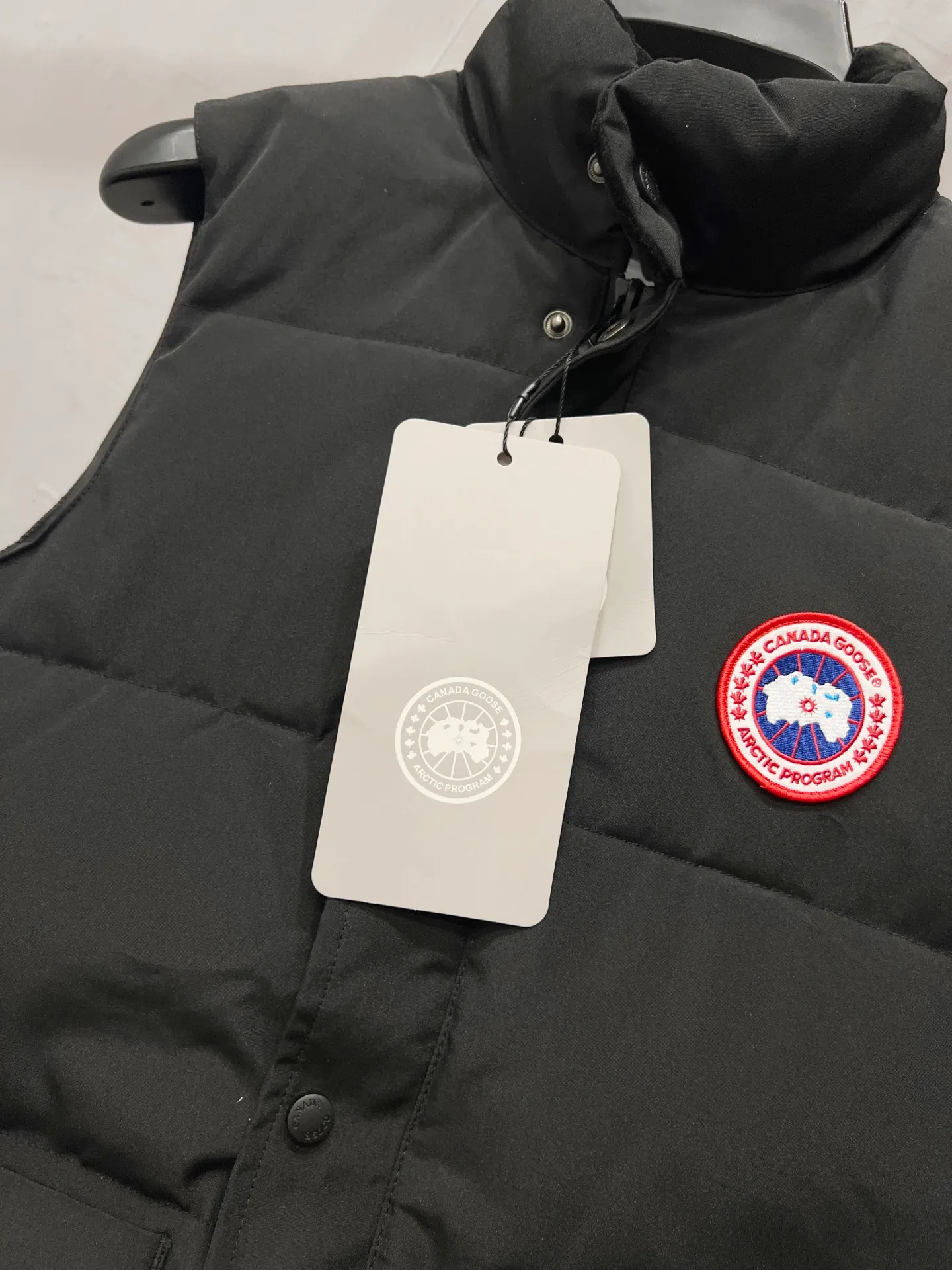 P330 model number: YC25 Canada goose/Canada Goose 4154M Freestyle Crew down vest, using international 50 down, genuine original clothing, pay attention to the version, YKK double zipper, velvet on the back collar, more warm, zippered hidden pocket on the inside, genuine mesh pockets on the inside. If you need to compare with the genuine product, check it out at any time. All accessories are made by the original factory. The fabric is molded and customized according to the original version. It can be restored by kneading it at will (fabric interpretation: the harder the fabric, the better the waterproof performance. Only those who buy the latest authentic version this year will notice the softness and comfort of the fabric. Soft fabrics are waterproof and have memory rebound function, which is the authentic fabric). The down is synchronized with genuine white duck down, fluffy and not clumps. The original version of Big Goose is white duck down. It is not the goose down boasted by the world's random copywriting. It can be verified through any official channel. Customized authentic YKK double zipper military-grade copper core zipper puller. High hardness and no jamming. The original smoothness is restored. The workmanship and wiring are all controlled by workers with more than ten years of service. They must be horizontal and vertical. No crookedness. The inner wiring density is more sophisticated. Feel free to compare. Big goose label. Collar label. Washed label. Hangtag. Zipper rope. Pocket label. Collar velvet. Buttons. All details are updated simultaneously with the original version. The best version. A fighter in a world-famous vest. Compare to the entire network. Color: Black White Navy Blue Gray Gray Gray Label Size: S-XXL